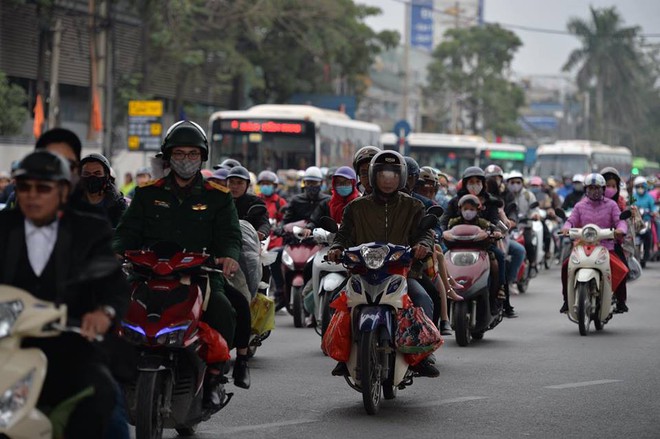 Người dân ùn ùn trở về Hà Nội sau kỳ nghỉ Tết kéo dài khiến lực lượng chức năng chật vật phân làn giao thông - Ảnh 5.
