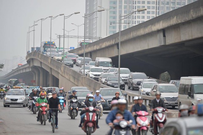 Người dân ùn ùn trở về Hà Nội sau kỳ nghỉ Tết kéo dài khiến lực lượng chức năng chật vật phân làn giao thông - Ảnh 1.