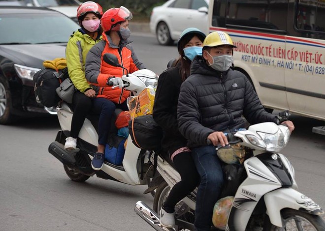 Người dân ùn ùn trở về Hà Nội sau kỳ nghỉ Tết kéo dài khiến lực lượng chức năng chật vật phân làn giao thông - Ảnh 3.