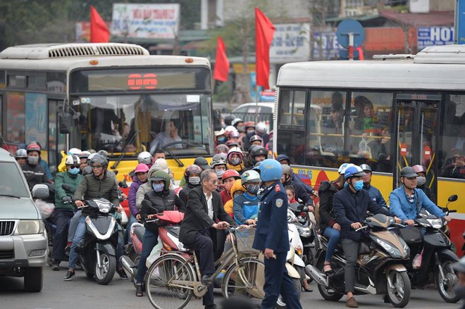 Người dân ùn ùn trở về Hà Nội sau kỳ nghỉ Tết kéo dài khiến lực lượng chức năng chật vật phân làn giao thông - Ảnh 7.