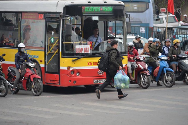 Người dân ùn ùn trở về Hà Nội sau kỳ nghỉ Tết kéo dài khiến lực lượng chức năng chật vật phân làn giao thông - Ảnh 9.