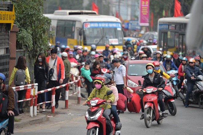 Người dân ùn ùn trở về Hà Nội sau kỳ nghỉ Tết kéo dài khiến lực lượng chức năng chật vật phân làn giao thông - Ảnh 10.