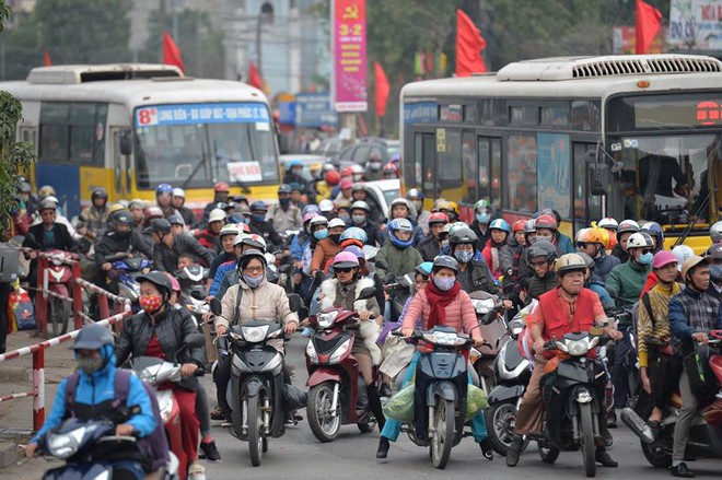 Người dân ùn ùn trở về Hà Nội sau kỳ nghỉ Tết kéo dài khiến lực lượng chức năng chật vật phân làn giao thông - Ảnh 11.