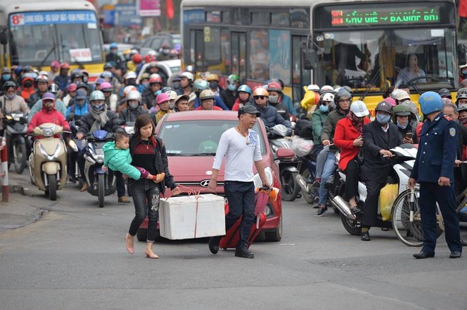 Người dân ùn ùn trở về Hà Nội sau kỳ nghỉ Tết kéo dài khiến lực lượng chức năng chật vật phân làn giao thông - Ảnh 12.