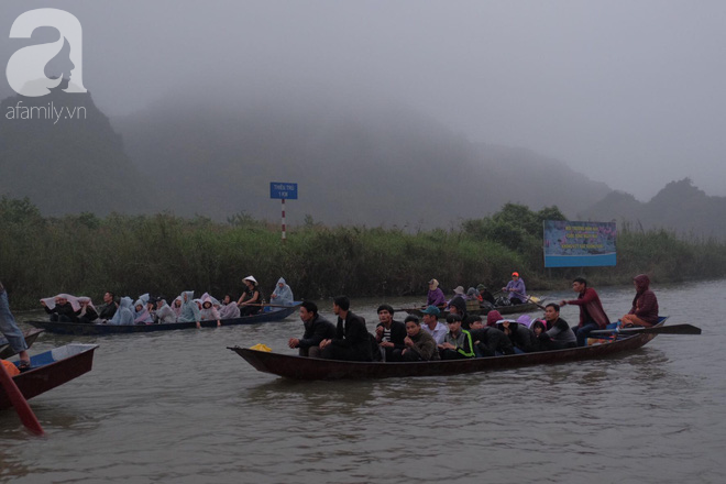 Hàng nghìn du khách mặc áo mưa, che ô đổ về xem khai hội chùa Hương - Ảnh 1.