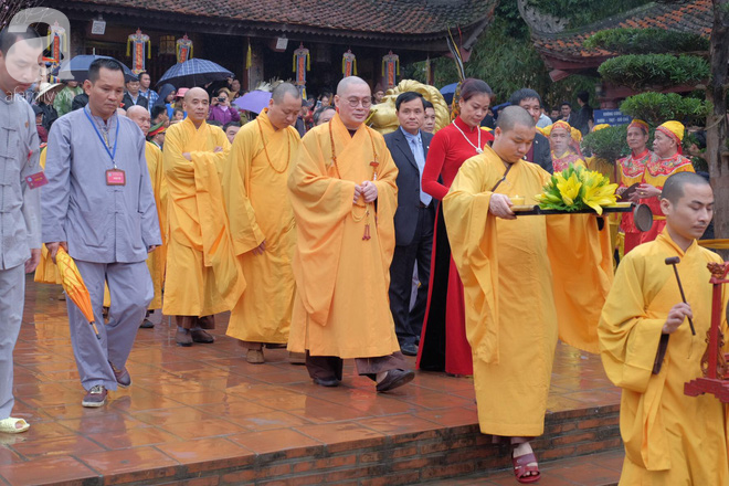 Hàng nghìn du khách mặc áo mưa, che ô đổ về xem khai hội chùa Hương - Ảnh 12.