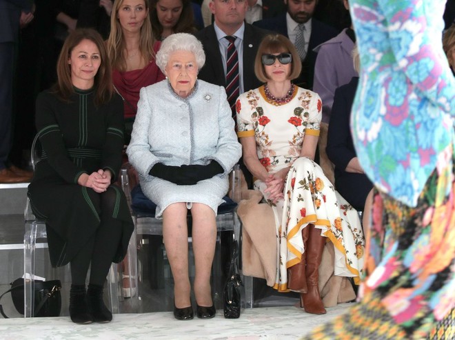 Lần đầu tiên, Nữ hoàng Anh Elizabeth II ngồi hàng ghế đầu dự show thời trang tại Tuần lễ Thời trang London - Ảnh 4.