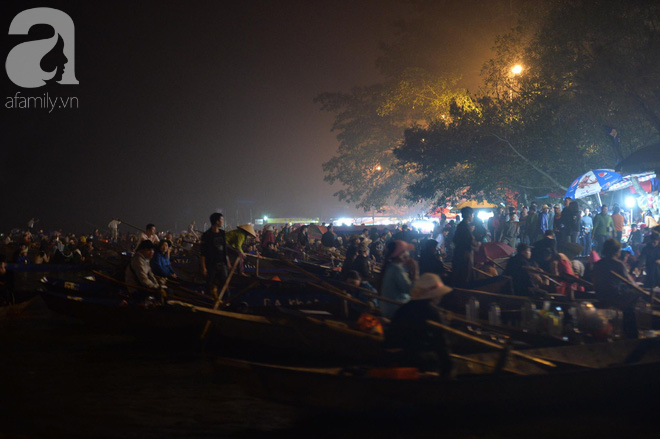 Hàng nghìn du khách mặc áo mưa, che ô đổ về xem khai hội chùa Hương - Ảnh 2.
