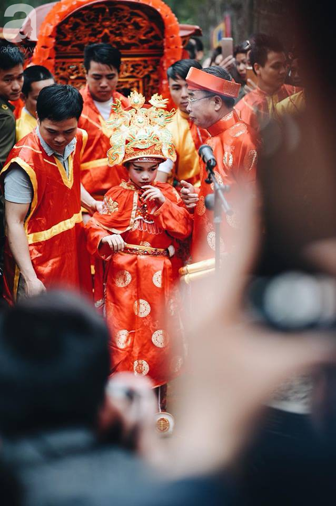 Chùm ảnh: Tướng bà 9 tuổi được rước bằng kiệu trang trọng ở hội Gióng - Ảnh 7.