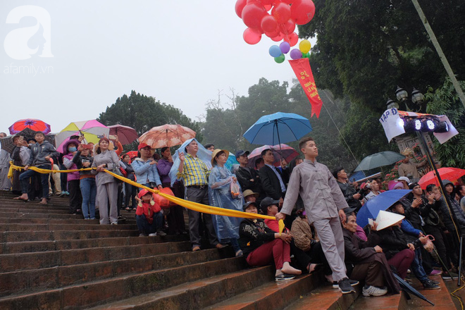 Hàng nghìn du khách mặc áo mưa, che ô đổ về xem khai hội chùa Hương - Ảnh 7.