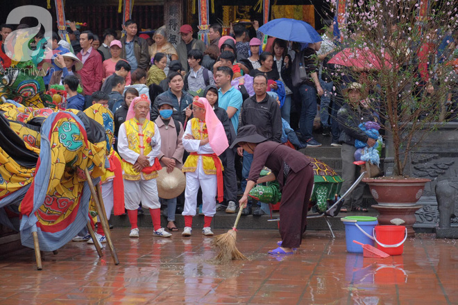 Hàng nghìn du khách mặc áo mưa, che ô đổ về xem khai hội chùa Hương - Ảnh 9.