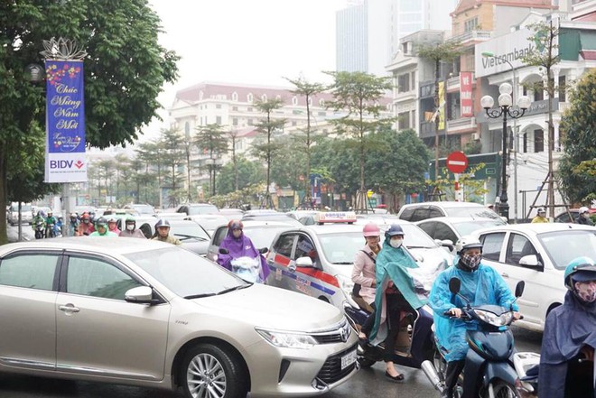 Ngày đi làm đầu tiên năm 2018: Sài Gòn nắng đẹp thông thoáng, Hà Nội mưa phùn ùn ứ nhẹ - Ảnh 20.