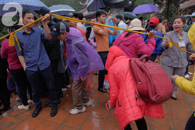 Hàng nghìn du khách mặc áo mưa, che ô đổ về xem khai hội chùa Hương - Ảnh 10.
