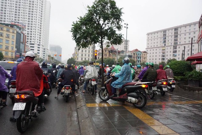 Ngày đi làm đầu tiên năm 2018: Sài Gòn nắng đẹp thông thoáng, Hà Nội mưa phùn ùn ứ nhẹ - Ảnh 24.