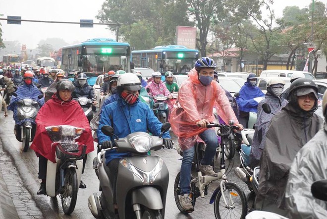 Ngày đi làm đầu tiên năm 2018: Sài Gòn nắng đẹp thông thoáng, Hà Nội mưa phùn ùn ứ nhẹ - Ảnh 15.