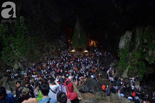 Hàng nghìn du khách mặc áo mưa, che ô đổ về xem khai hội chùa Hương - Ảnh 18.
