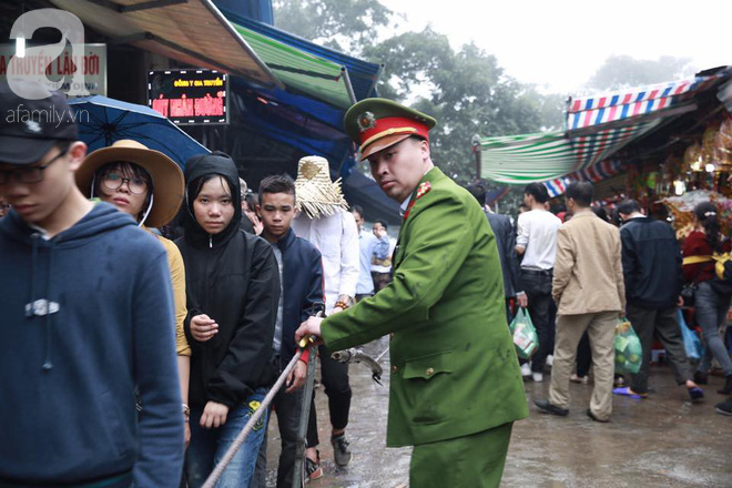 Hàng nghìn du khách mặc áo mưa, che ô đổ về xem khai hội chùa Hương - Ảnh 23.