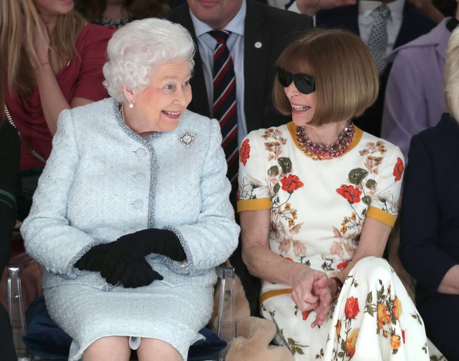 Lần đầu tiên, Nữ hoàng Anh Elizabeth II ngồi hàng ghế đầu dự show thời trang tại Tuần lễ Thời trang London - Ảnh 6.