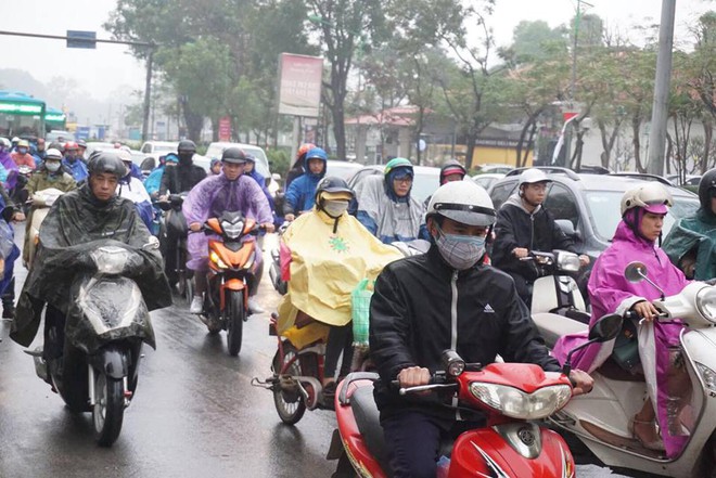 Ngày đi làm đầu tiên năm 2018: Sài Gòn nắng đẹp thông thoáng, Hà Nội mưa phùn ùn ứ nhẹ - Ảnh 16.