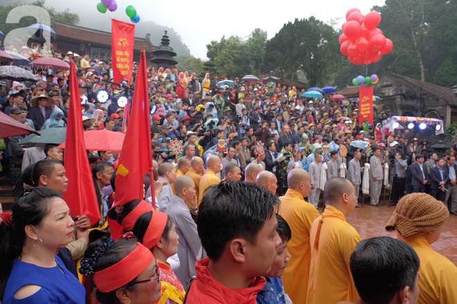 Hàng nghìn du khách mặc áo mưa, che ô đổ về xem khai hội chùa Hương - Ảnh 15.