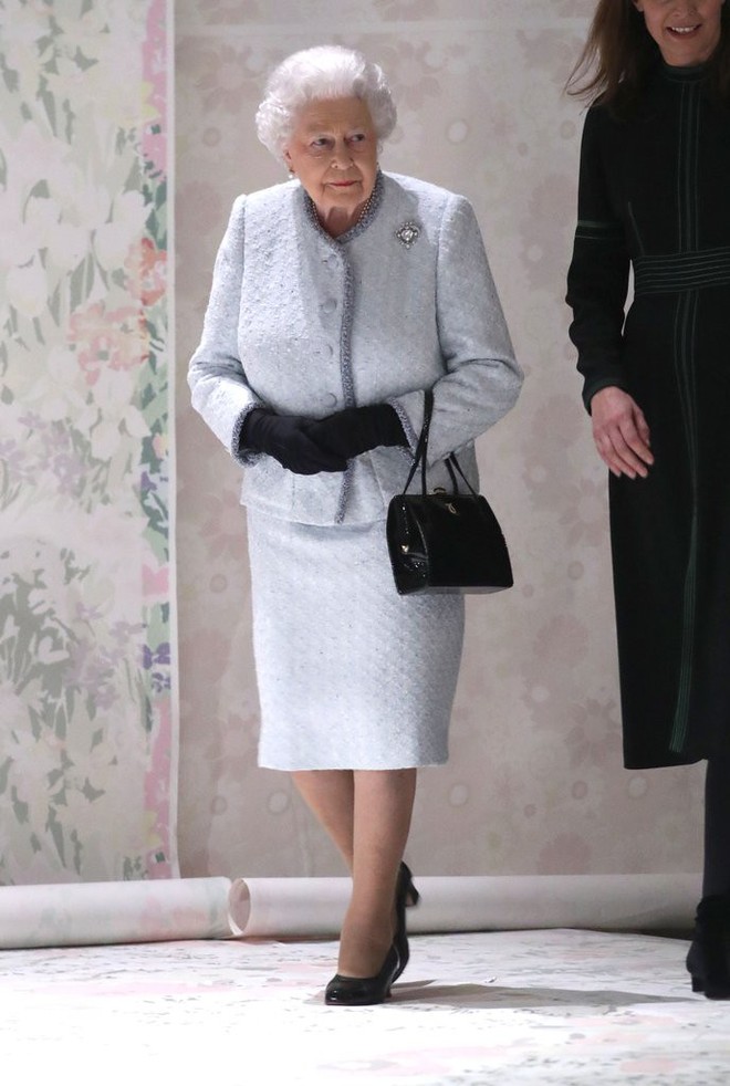 Lần đầu tiên, Nữ hoàng Anh Elizabeth II ngồi hàng ghế đầu dự show thời trang tại Tuần lễ Thời trang London - Ảnh 3.