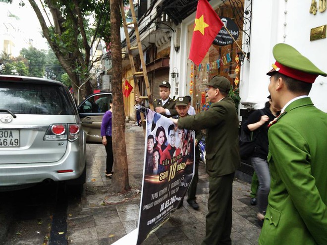 Hà Nội: Lực lượng Công an ra quân lập lại trật tự vỉa hè, lòng đường phố cổ trong ngày đầu tiên đi làm - Ảnh 6.