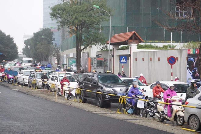 Ngày đi làm đầu tiên năm 2018: Sài Gòn nắng đẹp thông thoáng, Hà Nội mưa phùn ùn ứ nhẹ - Ảnh 17.