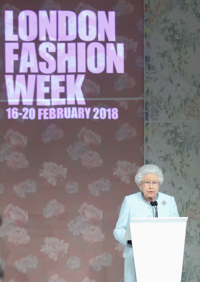 Lần đầu tiên, Nữ hoàng Anh Elizabeth II ngồi hàng ghế đầu dự show thời trang tại Tuần lễ Thời trang London - Ảnh 9.