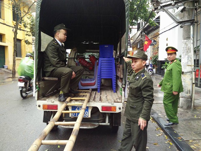 Hà Nội: Lực lượng Công an ra quân lập lại trật tự vỉa hè, lòng đường phố cổ trong ngày đầu tiên đi làm - Ảnh 4.