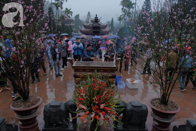 Hàng nghìn du khách mặc áo mưa, che ô đổ về xem khai hội chùa Hương - Ảnh 4.
