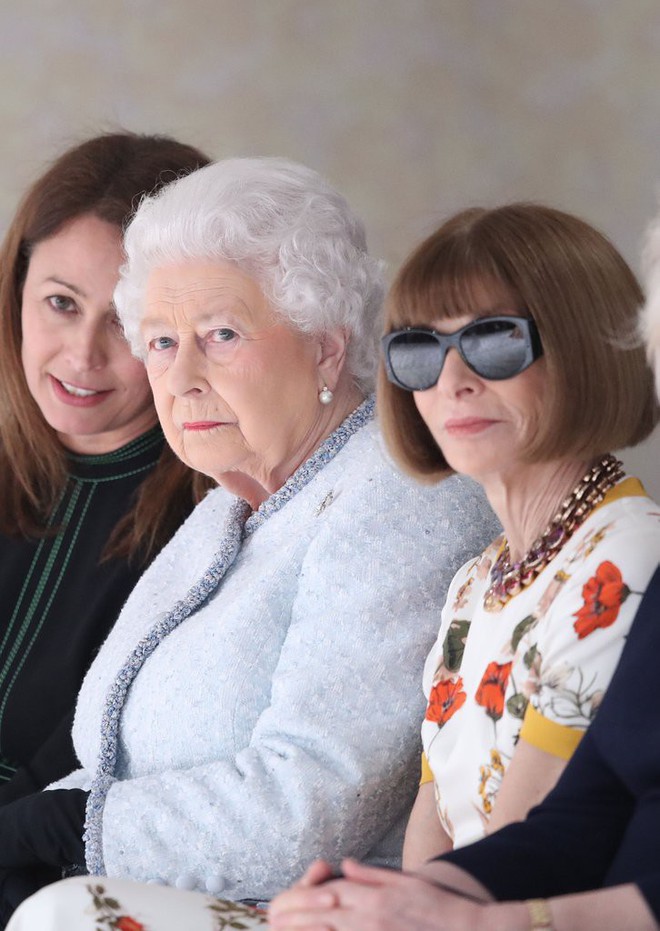 Lần đầu tiên, Nữ hoàng Anh Elizabeth II ngồi hàng ghế đầu dự show thời trang tại Tuần lễ Thời trang London - Ảnh 7.
