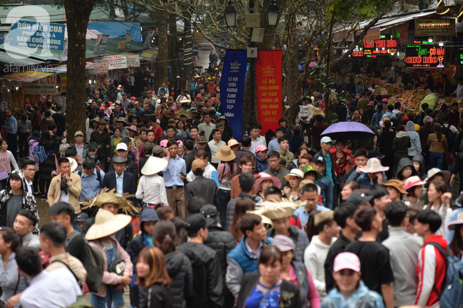 Hàng nghìn du khách mặc áo mưa, che ô đổ về xem khai hội chùa Hương - Ảnh 22.