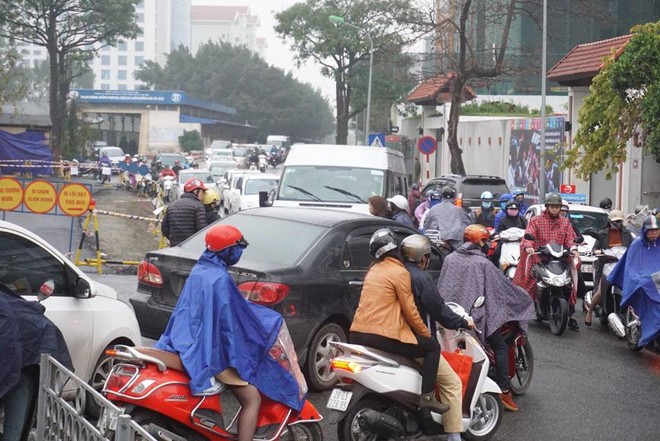 Ngày đi làm đầu tiên năm 2018: Sài Gòn nắng đẹp thông thoáng, Hà Nội mưa phùn ùn ứ nhẹ - Ảnh 18.