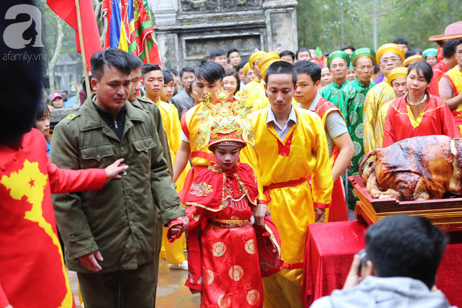 Chùm ảnh: Tướng bà 9 tuổi được rước bằng kiệu trang trọng ở hội Gióng - Ảnh 10.