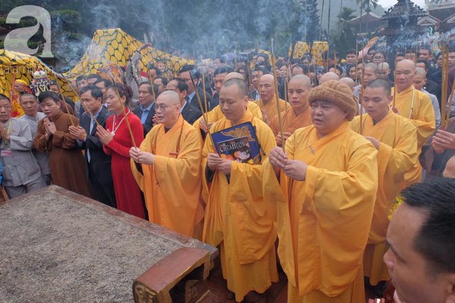 Hàng nghìn du khách mặc áo mưa, che ô đổ về xem khai hội chùa Hương - Ảnh 13.