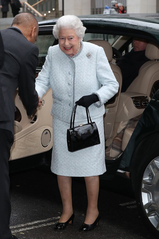 Lần đầu tiên, Nữ hoàng Anh Elizabeth II ngồi hàng ghế đầu dự show thời trang tại Tuần lễ Thời trang London - Ảnh 1.
