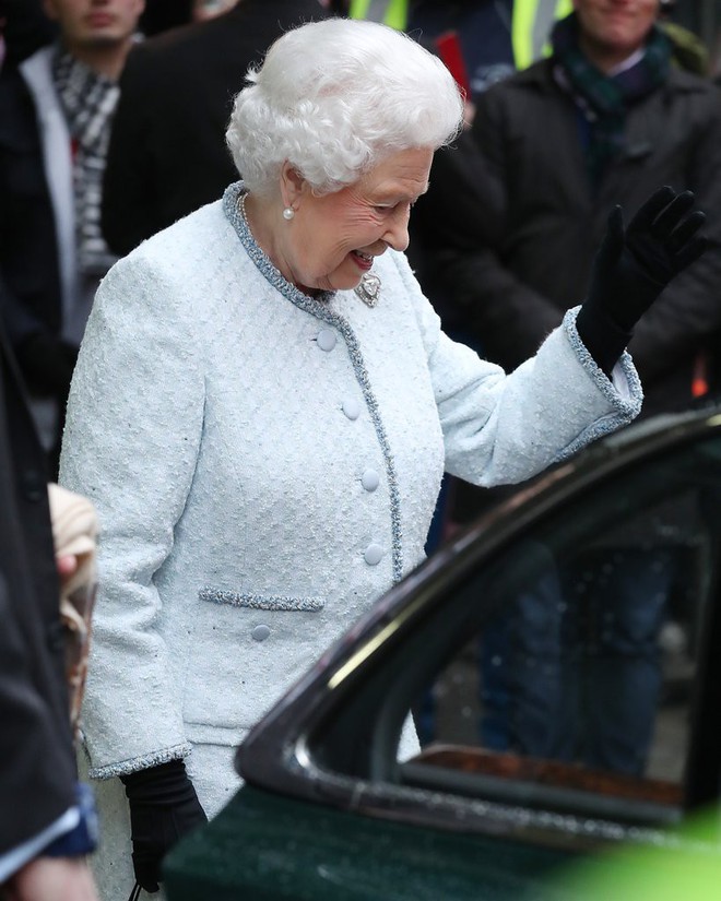 Lần đầu tiên, Nữ hoàng Anh Elizabeth II ngồi hàng ghế đầu dự show thời trang tại Tuần lễ Thời trang London - Ảnh 2.