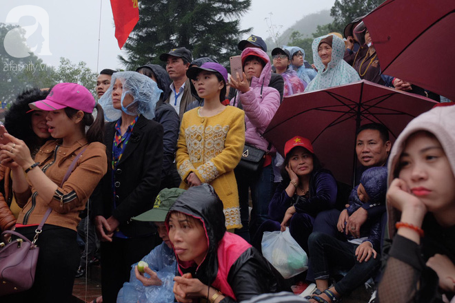 Hàng nghìn du khách mặc áo mưa, che ô đổ về xem khai hội chùa Hương - Ảnh 8.