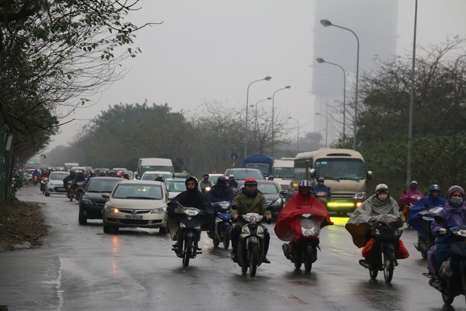 Ngày đi làm đầu tiên năm 2018: Sài Gòn nắng đẹp thông thoáng, Hà Nội mưa phùn ùn ứ nhẹ - Ảnh 25.