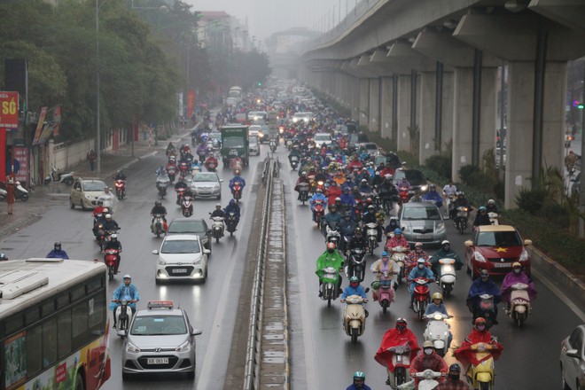 Ngày đi làm đầu tiên năm 2018: Sài Gòn nắng đẹp thông thoáng, Hà Nội mưa phùn ùn ứ nhẹ - Ảnh 26.