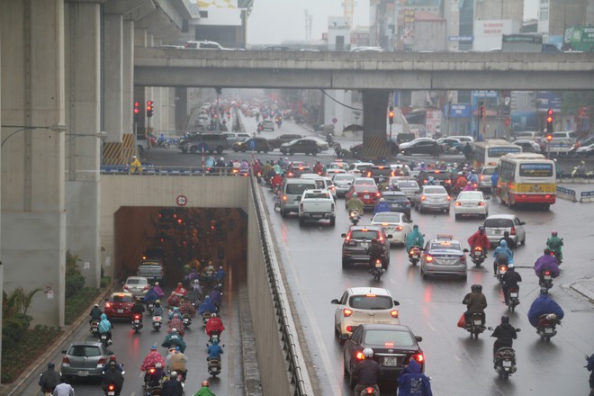 Ngày đi làm đầu tiên năm 2018: Sài Gòn nắng đẹp thông thoáng, Hà Nội mưa phùn ùn ứ nhẹ - Ảnh 27.