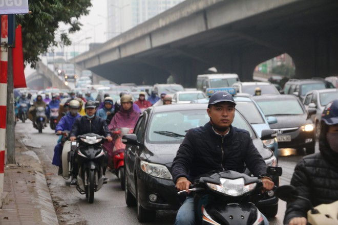 Ngày đi làm đầu tiên năm 2018: Sài Gòn nắng đẹp thông thoáng, Hà Nội mưa phùn ùn ứ nhẹ - Ảnh 28.