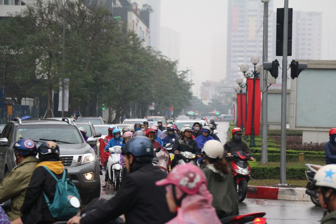 Ngày đi làm đầu tiên năm 2018: Sài Gòn nắng đẹp thông thoáng, Hà Nội mưa phùn ùn ứ nhẹ - Ảnh 29.