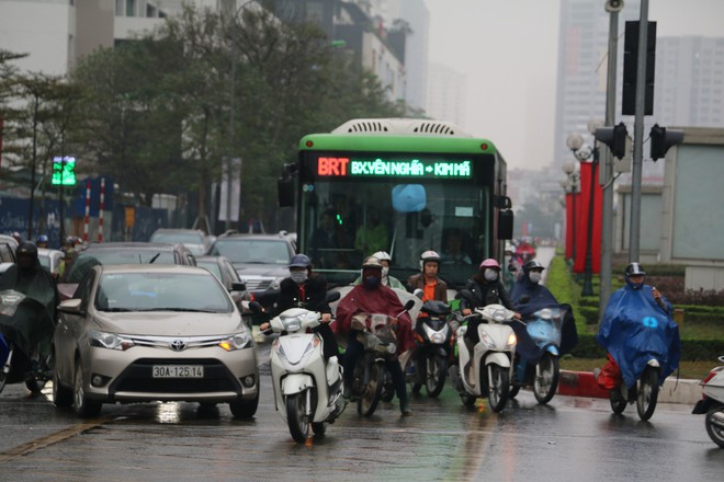 Ngày đi làm đầu tiên năm 2018: Sài Gòn nắng đẹp thông thoáng, Hà Nội mưa phùn ùn ứ nhẹ - Ảnh 31.