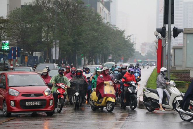 Ngày đi làm đầu tiên năm 2018: Sài Gòn nắng đẹp thông thoáng, Hà Nội mưa phùn ùn ứ nhẹ - Ảnh 32.