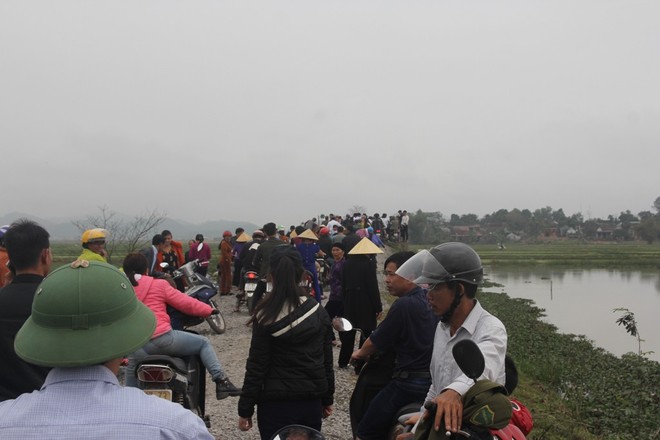 “Cá lạ” bị chính quyền địa phương bắt lên bờ, người dân vẫn chen lấn chạm lấy may - Ảnh 8.