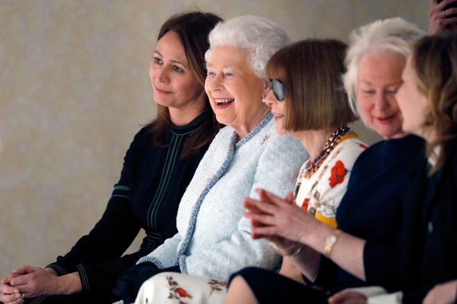 Lần đầu tiên, Nữ hoàng Anh Elizabeth II ngồi hàng ghế đầu dự show thời trang tại Tuần lễ Thời trang London - Ảnh 8.