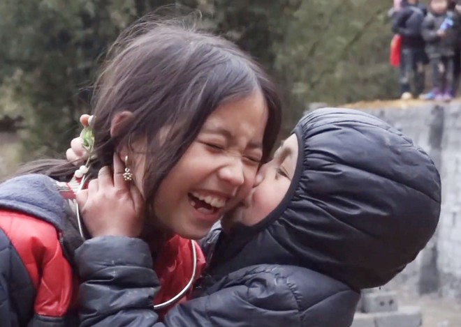 Bé gái HMông gây chú ý khi xuất hiện trong clip của dân phượt với nụ cười cực xinh - Ảnh 2.