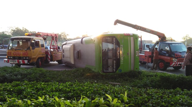 Phá cửa giải cứu gần 10 hành khách la hét thất thanh trong xe khách bị lật ở Sài Gòn - Ảnh 1.