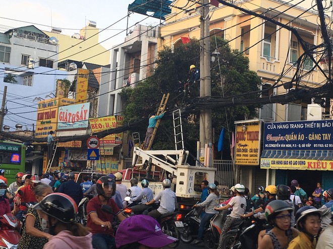 Dây điện như mạng nhện trước cổng Công an phường bất ngờ bốc cháy khiến hàng trăm người dân hoảng loạn - Ảnh 4.